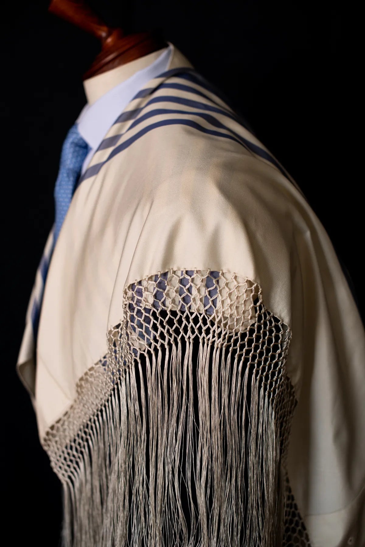 Medium Tallit stand side