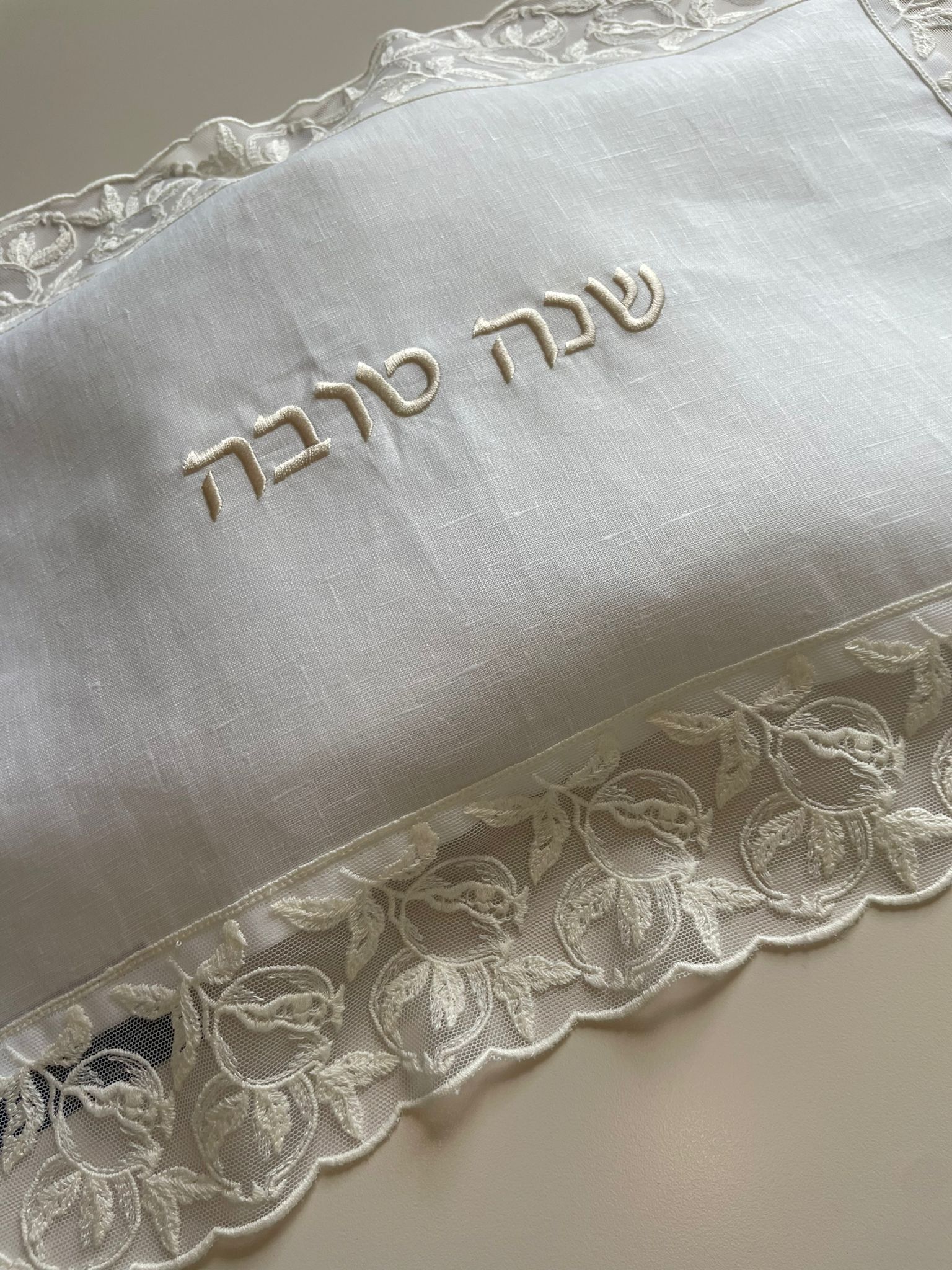Rosh Hashanà linen and lace challah cover with pomegranates
