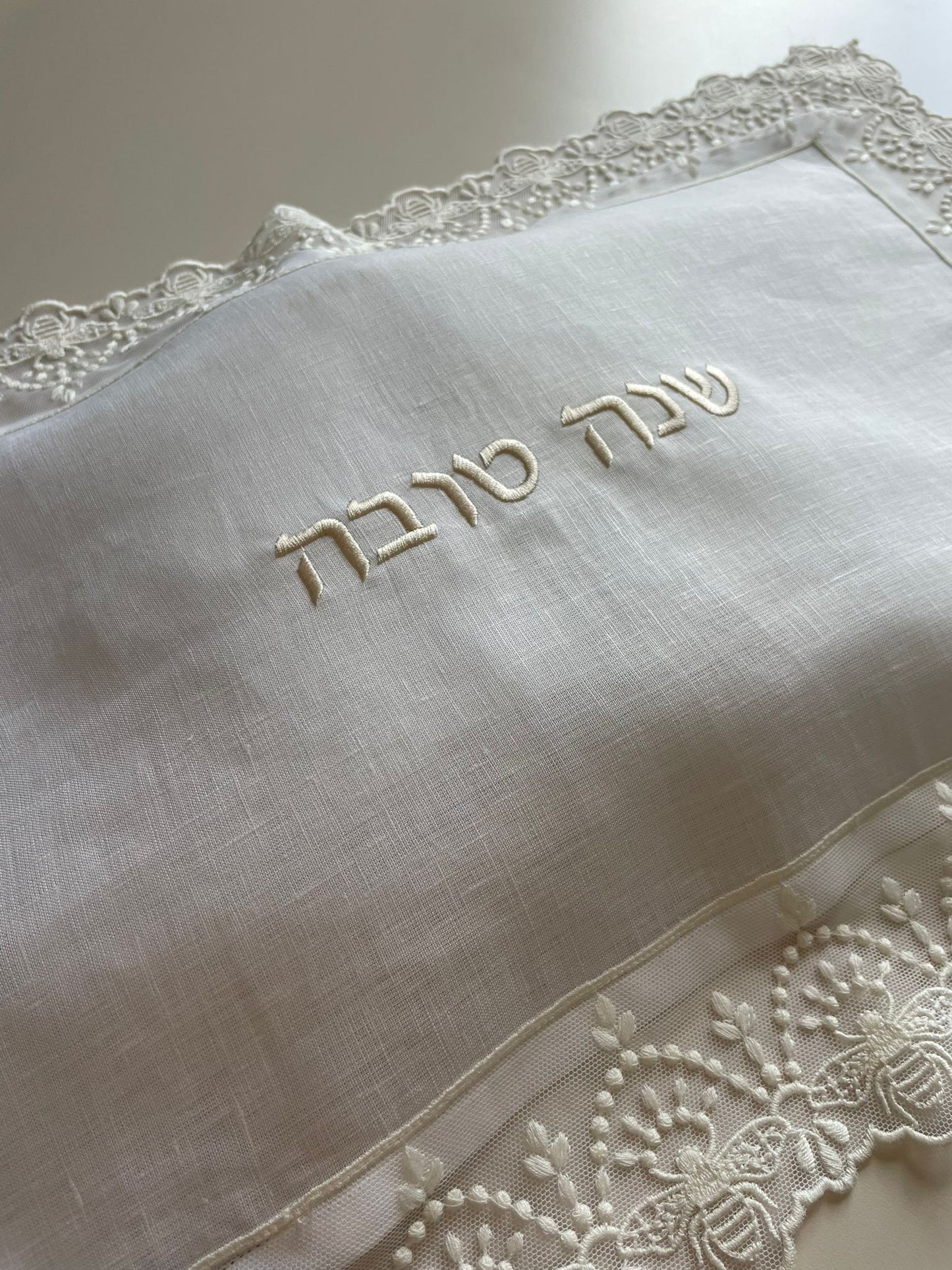 Rosh Hashanà linen and lace challah cover with bees